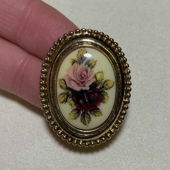 Vintage Jewelry - Vintage Rose Flower Portrait Victorian Style Gold Brooch